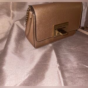 I’m selling a Michael Kors purse